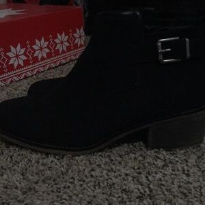 Short heel black woman’s boots